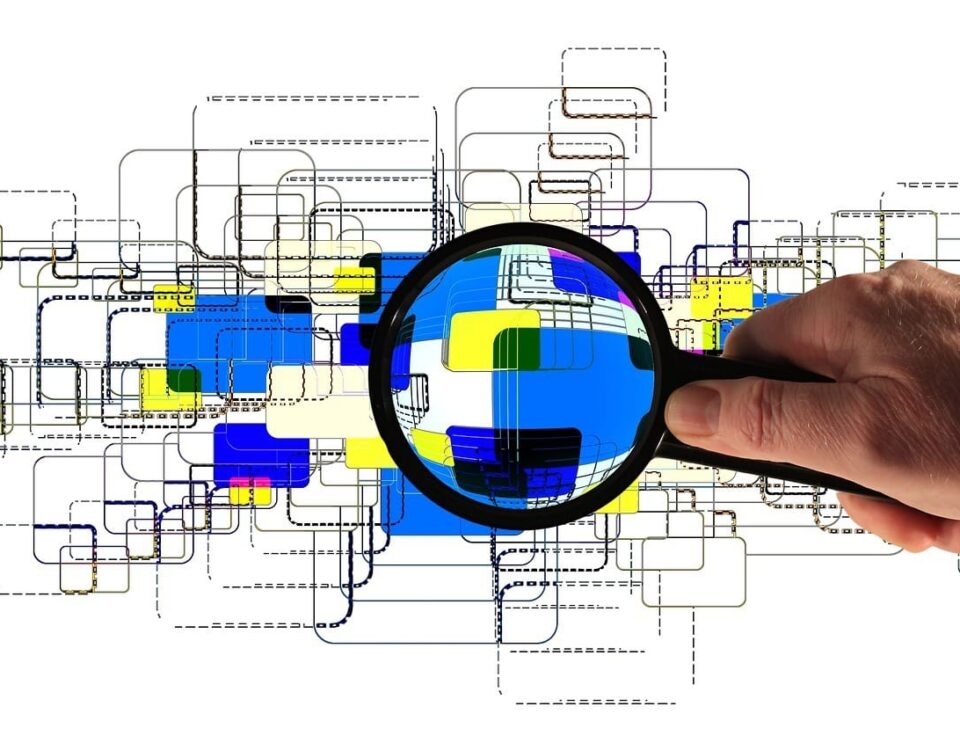 Raport de analiza similitudine Turnitin SDSIM-UPB 4 Hand Keep Magnifying Glass Monitor - geralt / Pixabay
